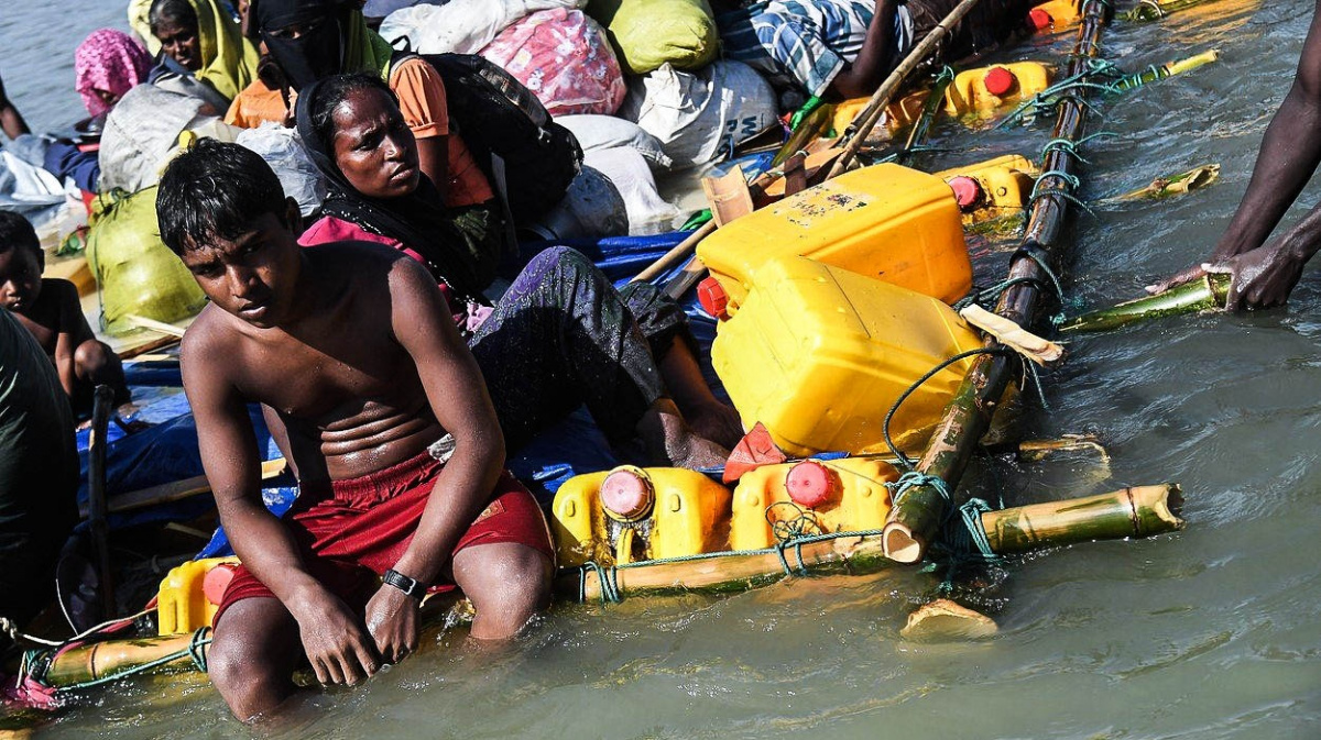 Kanystr jako vstupenka do lepšího života? Rohingové radši riskují utonutí než utrpení