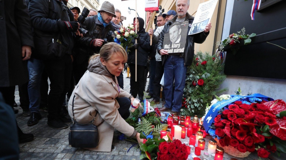 Česko slaví 17. listopad. Babiše čekali odpůrci, přišel i Klaus