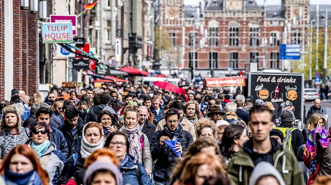 Amsterdam doplatil na svou vstřícnost: Nejdřív lákal turisty, teď se jich chce zbavit