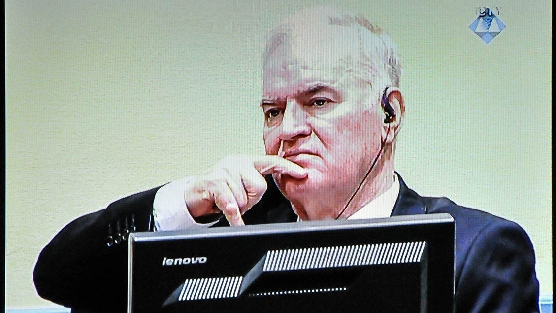 'Ztělesněné zlo':  Mladić dostal doživotí za masakr v Srebrenici