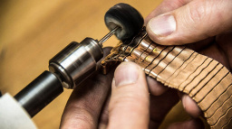 Kila zlatého prášku se mění v pár gramů náramku aneb Když se tiskne zlatý šperk