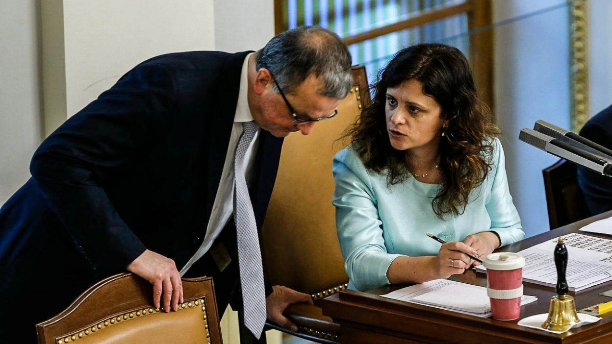 Sněmovnu opustil Hlavatý a dva hejtmani. Kalousek dostal od Jermanové dárek