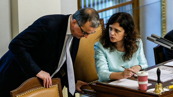 Sněmovnu opustil Hlavatý a dva hejtmani. Kalousek dostal od Jermanové dárek