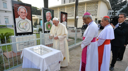 Papež se setkal s Rohingy, požádal je o odpuštění
