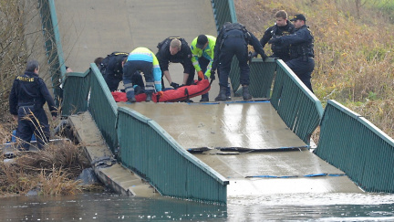 Aktualizováno: V Troji se zřítila lávka přes Vltavu, dva lidé jsou ve vážném stavu