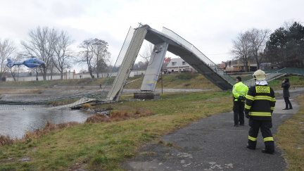 Těžké pochybení? Lávka byla poškozená, ale měla vydržet, brání se Technická správa