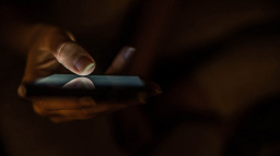 (Ne)slavné smsky. Zprávy, které zavařily politikům i 'pohřbily' Thatcherovou