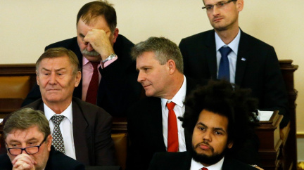 Komentář: Sněmovna, která může zasedat na křižníku Aurora i v Bohnicích