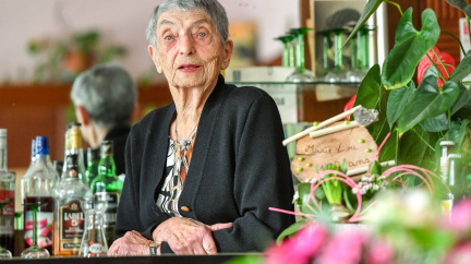 Stoletá hospodská: Brandy s prvním ranním zákazníkem a pak hned za bar