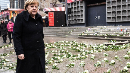 Aktualizováno: Rok poté: Berlín vzpomíná na oběti útoku, Merkelová čelí kritice