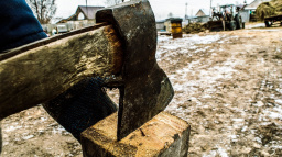 Poslanci zatnuli sekyru. Jednou vám za ni předloží účet