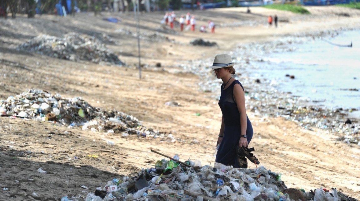 Bali se vrací jeho odpadky. Oceán je vyplavuje přímo mezi turisty