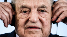 Komentář: Iluminát, zednář, nebo loutka Robohitlera?