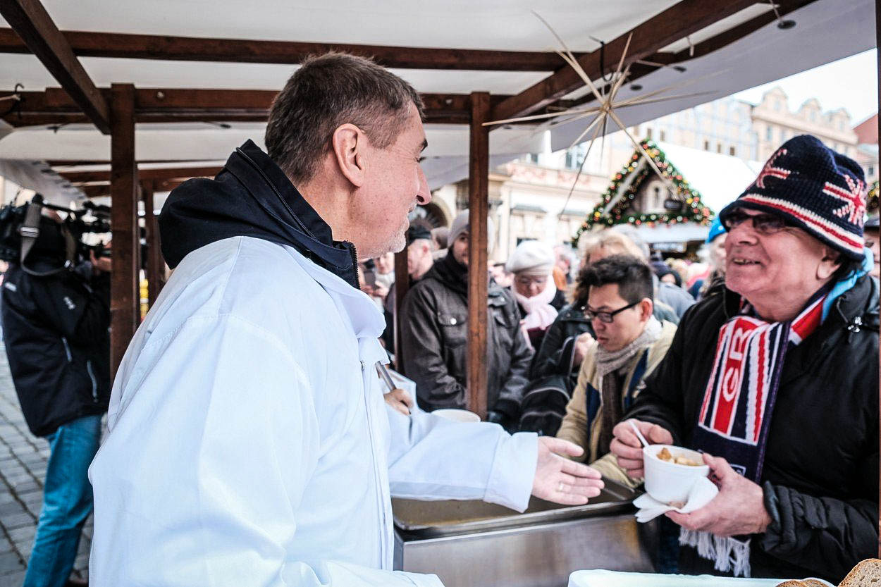 Babiš prodává důvěru za špek a čokoládu. Za co si podrží imunitu?