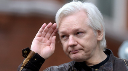 Z Assange je Ekvádorec, status diplomata mu nedopřáli