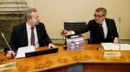 Aktualizováno: Vláda míří k demisi, místo důvěry dostala tvrdou kritiku