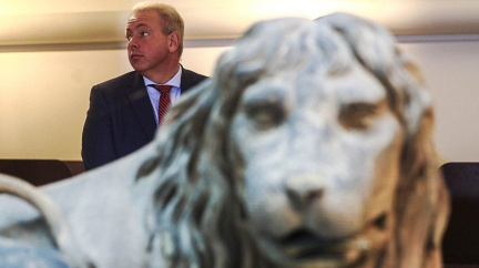 Komentář: ČSSD hledá záchranný kruh a pokukuje směrem k Hradu