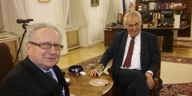 Outlý: Zemanova kampaň neodpovídá duchu zákona. Veřejnost by měla znát skutečný původ sponzorských peněz