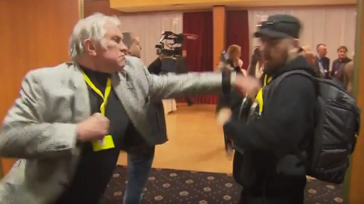 Když se hází jed do pití a bijí novináři