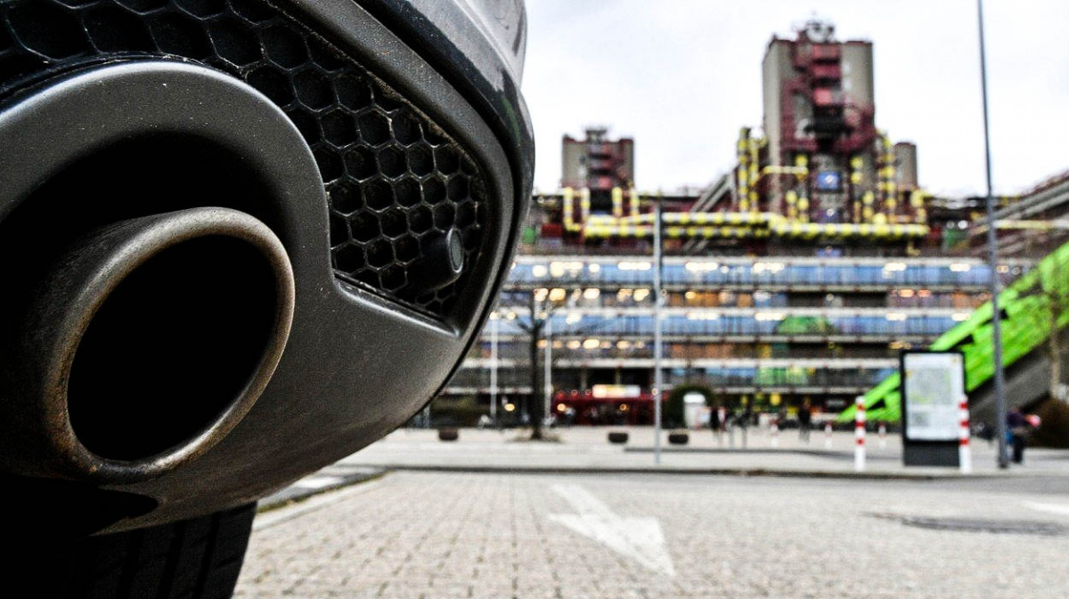 Skandální testy emisí na opicích a lidech: Manažerům prý byly fuk