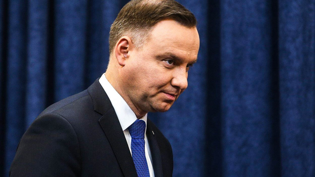 Duda kontroverzní zákon podepíše a pošle k ústavnímu soudu