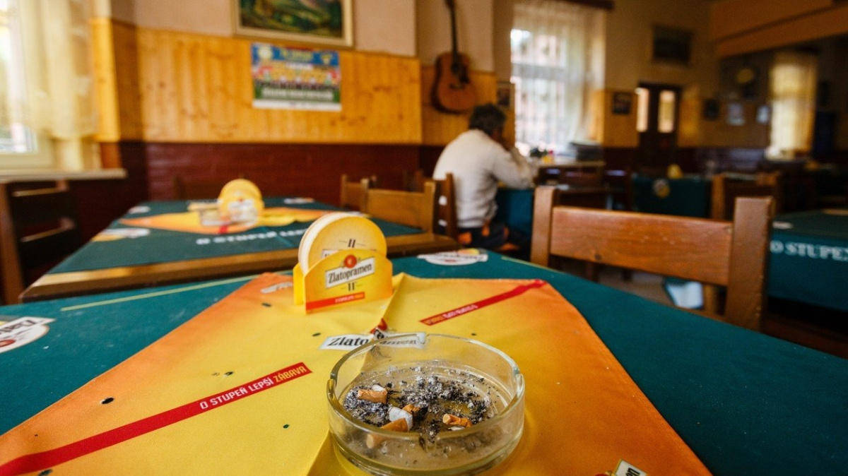 Svítá kuřákům na lepší časy? Desítky poslanců 'kopou' za zmírnění zákona