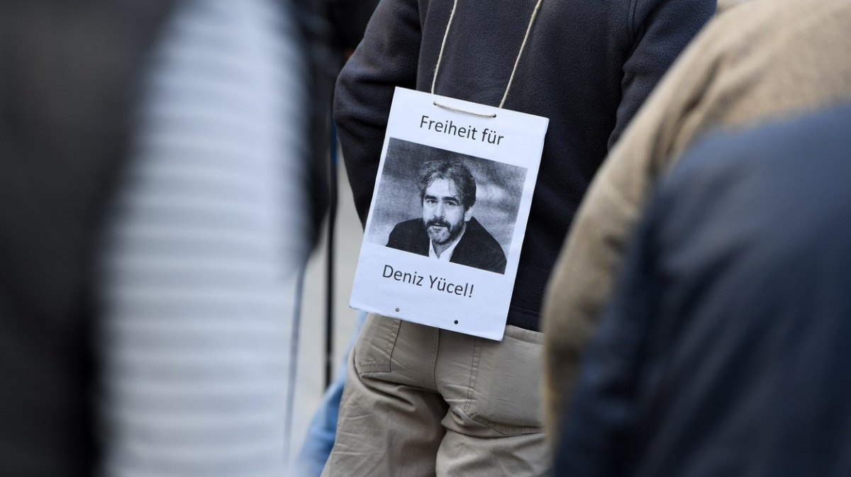 Vězněný novinář je na svobodě, vyhráno nemá