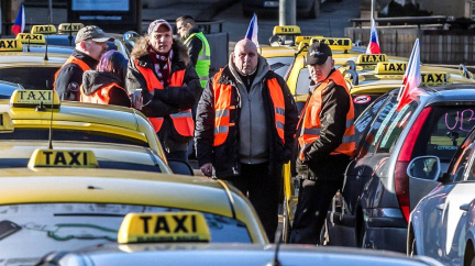 Aktualizováno: Taxikáři jsou nabroušení, ministr nesplnil slib
