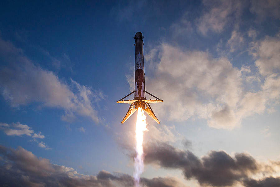 SpaceX chce zásobovat Zemi levným internetem, vynesl první satelity