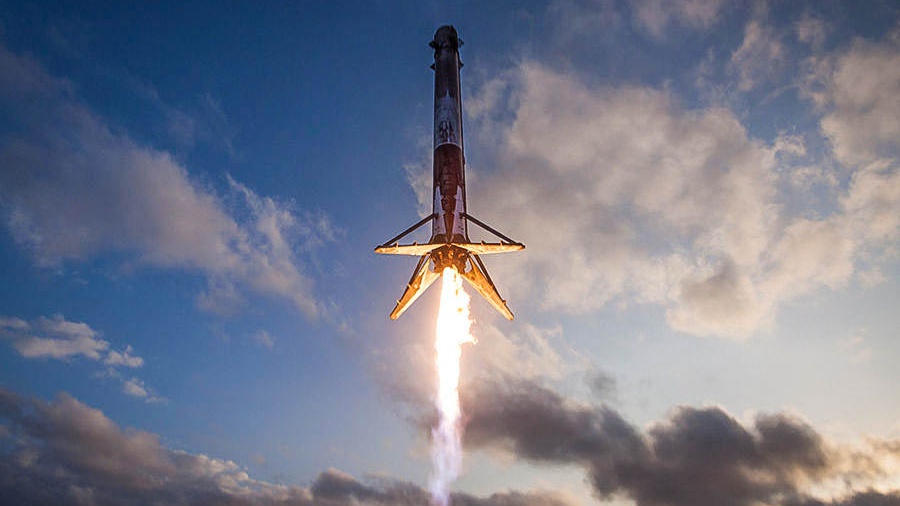 SpaceX chce zásobovat Zemi levným internetem, vynesl první satelity