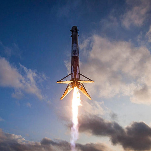SpaceX chce zásobovat Zemi levným internetem, vynesl první satelity
