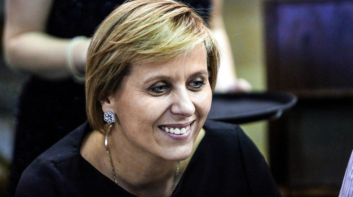 Hejtmanka seděla na dvou židlích, teď se konečně rozhoupala