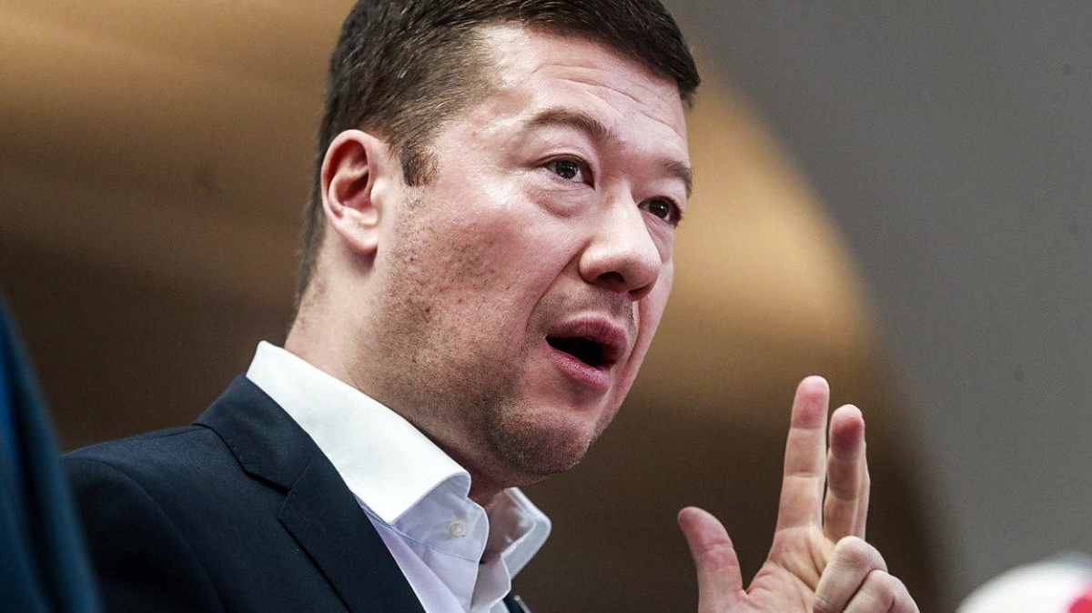 Ze života Tomia Okamury. Externím komentátorem české redakce BBC nikdy nebyl