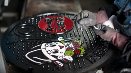 Tisíce lidí hledají poklopy od kanálů. Ve sběrnách ale nekončí