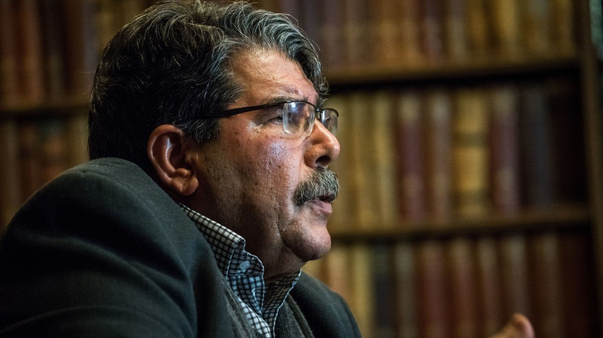 Česko vyhovělo Turkům? Zatklo exvůdce syrských Kurdů