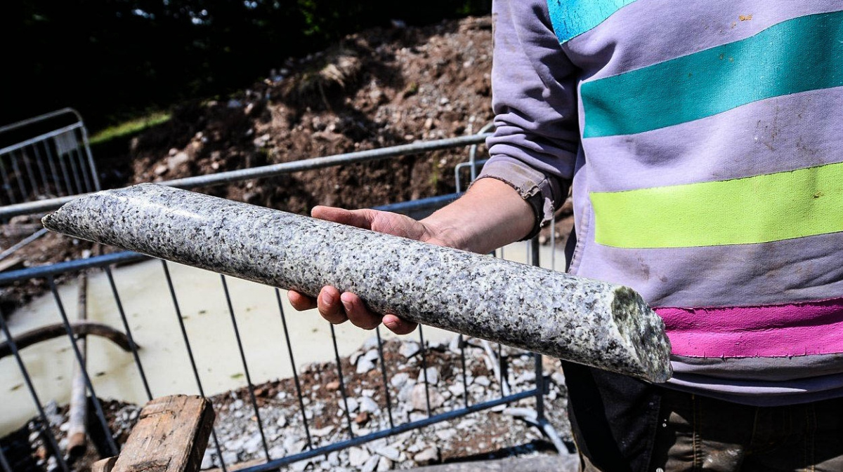 Komunisté v těžbě uranu utopili miliardy. Teď kibicují do lithia