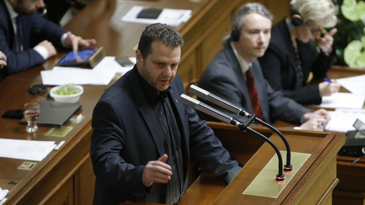 Odvolání Ondráčka visí ve vzduchu. Babiš i KSČM se rozhodnou v úterý