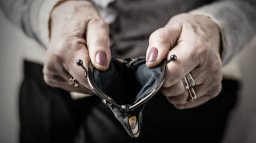 Komentář: ANO, budou vyšší důchody. Přesto si pořiďte sekačku na trávu