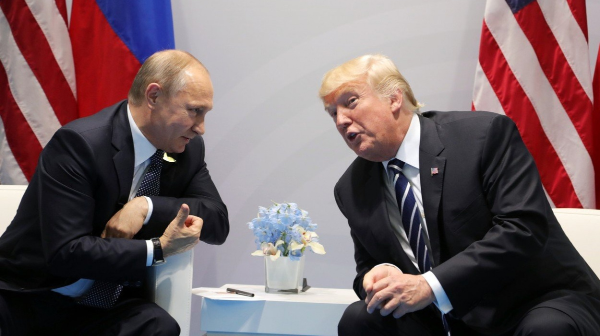 Trump v protiruských sankcích přitvrdil. Na černé listině je i trollí farma