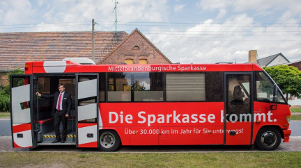 Nechtějí platit kartou, tak radši vybírají peníze v autobusu