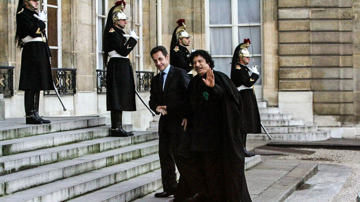 Jak zamaskovat vlastní průšvihy? Nejlépe válkou ve jménu ideálů