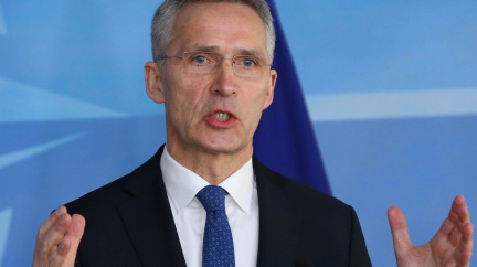 Česko může dát do obrany víc peněz, řekl šéf NATO Babišovi