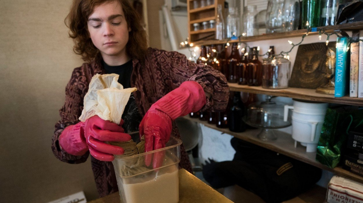 Proč lidé pijí podivnou drogu chutnající jako bahno?