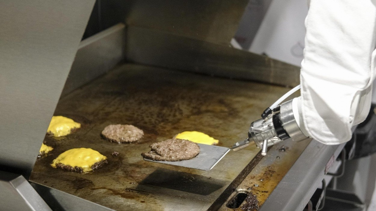 Fastfoodový robot se stal obětí svého úspěchu. Byl moc pomalý