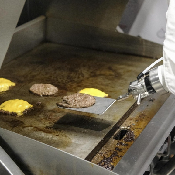 Fastfoodový robot se stal obětí svého úspěchu. Byl moc pomalý