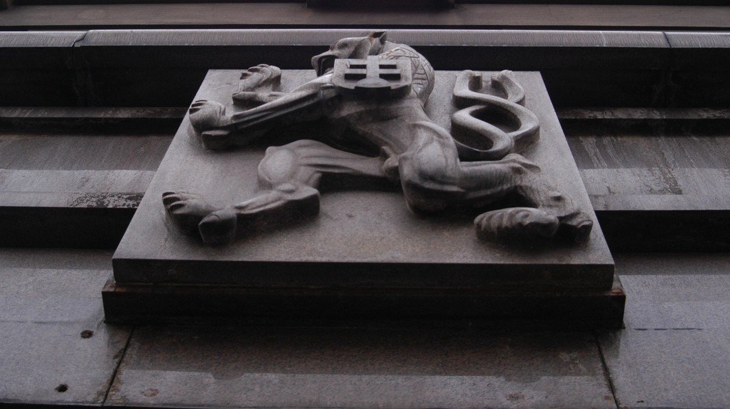 Vylepšíme hymnu, předěláme vlajku, překreslíme znak. Když už makáme…