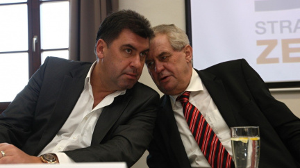 Senát se pustil do Zemana. Vytváříte bezpečnostní riziko, varuje Hrad