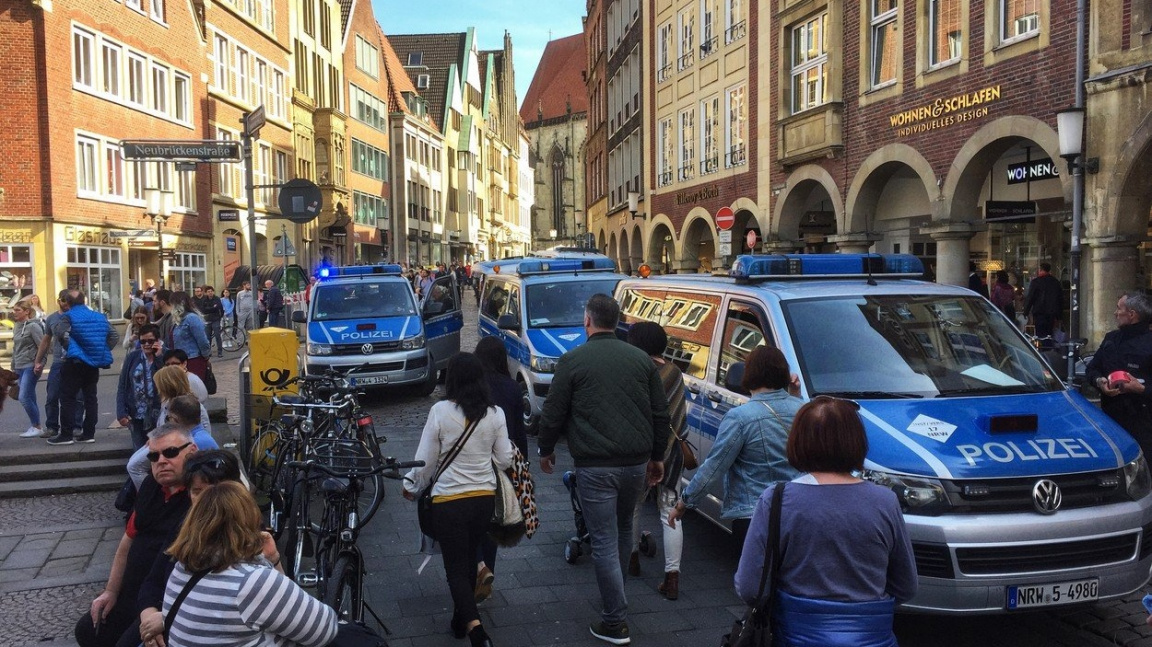 V Německu najelo auto do lidí. Psychicky narušený muž zabil dva lidi, poté i sebe