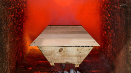 Když rakev spouští do hrobu jeřáb aneb Pohřby obézních nebožtíků