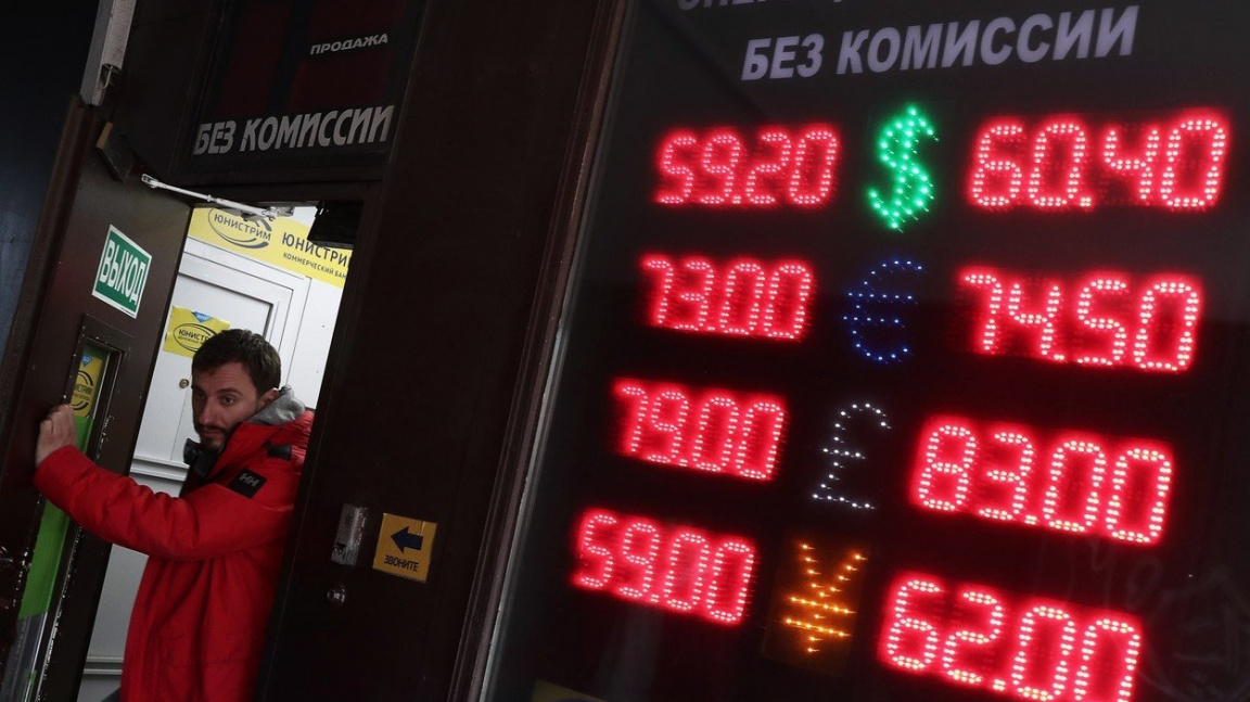 Investoři házejí rubl přes palubu. Ruskem otřásly sankce i útok v Sýrii
